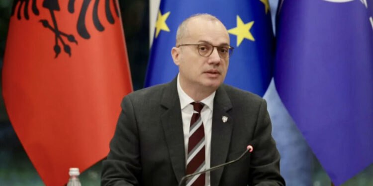 Igli Hasani viziton Kosovën, ja pse nuk do takohet me Kurtin