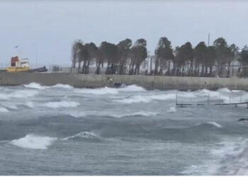 Përkeqësohet moti, kapiteneria e Vlorës ndalon mjetet e vogla të dalin në det