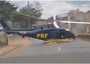 VIDEO/ Momenti kur helikopteri bën ulje emergjente në rrugë