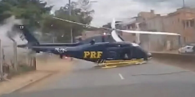 VIDEO/ Momenti kur helikopteri bën ulje emergjente në rrugë