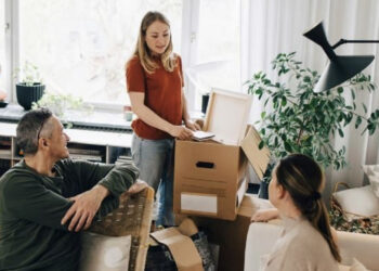 Amerikanët jetojnë më gjatë me prindërit, 57 përqind e të rinjve deri në 25 vjeç jetojnë në shtëpinë e tyre