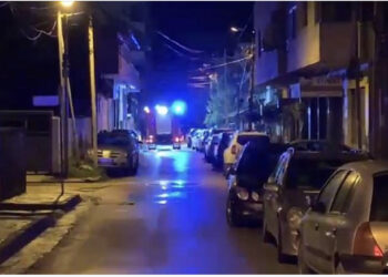 VIDEO/ Përfshihet nga flakët banesa në katin e 9 të një pallati në Fier, dyshimet e para