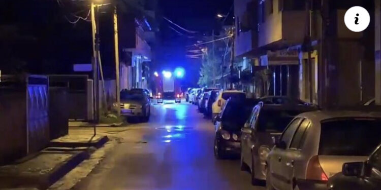 VIDEO/ Përfshihet nga flakët banesa në katin e 9 të një pallati në Fier, dyshimet e para