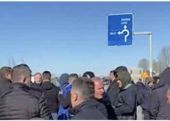 Banorët e Thumanës dalin në protestë kundër projektit të rrugës: Nënkalimet janë të ngushta