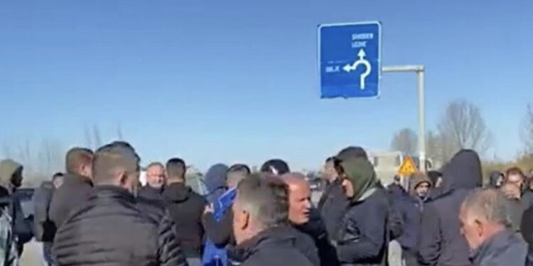 Banorët e Thumanës dalin në protestë kundër projektit të rrugës: Nënkalimet janë të ngushta