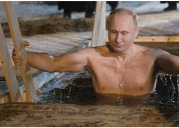 VIDEO/ Putin zhytet në ujin e akullt për të nderuar Epifaninë, temperaturat -14 gradë