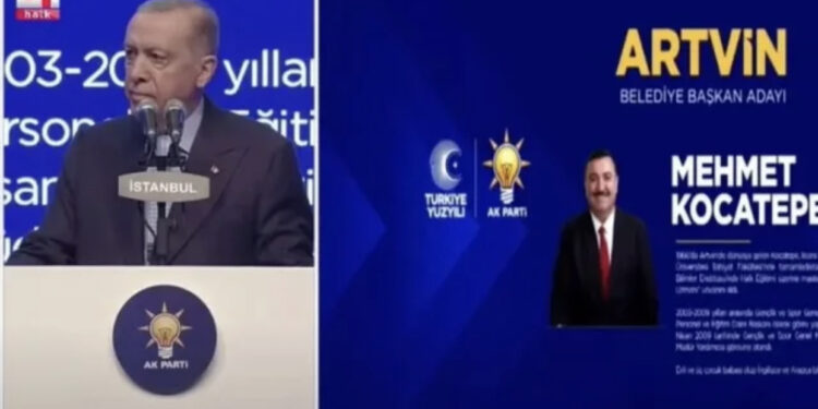 VIDEO/ Ҫfarë ndodhi? Erdogan e thërret dy herë, por kandidati nuk shkon në podium