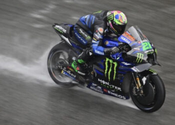 Përplasje e frikshme në pistë, piloti përfundon në tokë pa ndjenja, dërgohet në spital