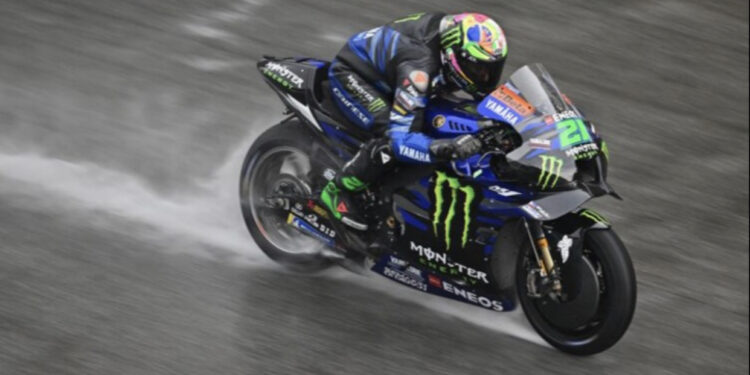 Përplasje e frikshme në pistë, piloti përfundon në tokë pa ndjenja, dërgohet në spital