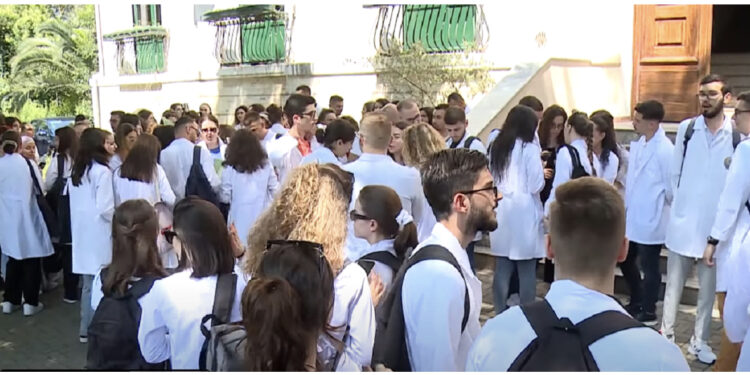 Kushtetuesja rrëzon ligjin që “burgos” studentët: Është i ashpër, ndryshojeni për 3 muaj