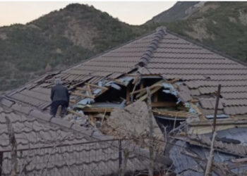 FOTO TË RËNDA/ Djali brenda, shkëmbi u rrokullis nga mali dhe çau çatinë