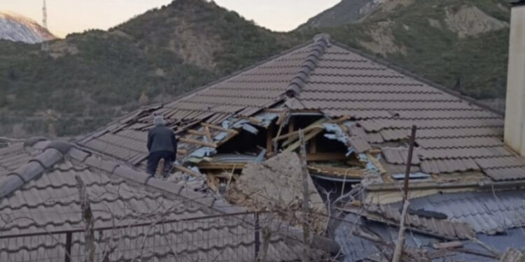 FOTO TË RËNDA/ Djali brenda, shkëmbi u rrokullis nga mali dhe çau çatinë