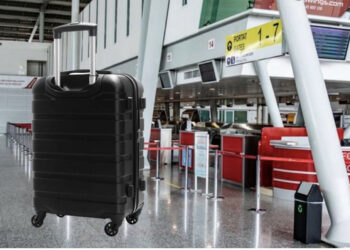 Grabitje në Rinas/ Hapet valixhja, qytetarit i vjedhin 9500 euro