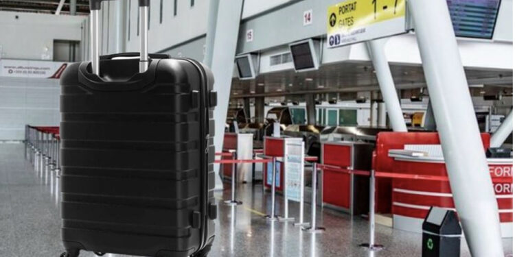 Grabitje në Rinas/ Hapet valixhja, qytetarit i vjedhin 9500 euro