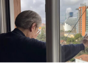 Sali Berisha mbledh mbështetësit poshtë ballkonit