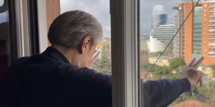 Sali Berisha mbledh mbështetësit poshtë ballkonit