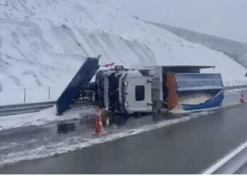 Fotolajm/ Borëpastruesja përmbyset në mes të rrugës