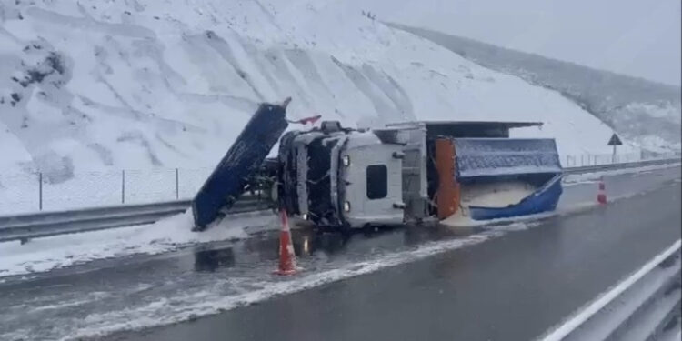 Fotolajm/ Borëpastruesja përmbyset në mes të rrugës