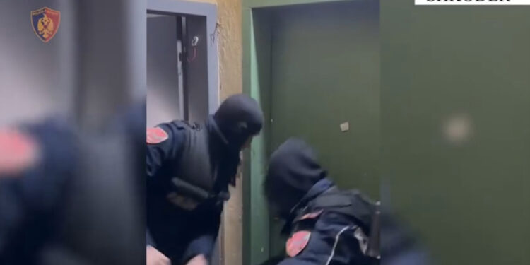 Qëlloi me çifte drejt të rinjve nga ballkoni! Momenti i arrestimit të shkodranit