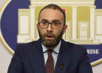 Gaz Bardhi tallet me Bashën: Ka 5 muaj që vjen vërdallë si memec pa thënë asgjë, tani na tregon si bëhet opozita