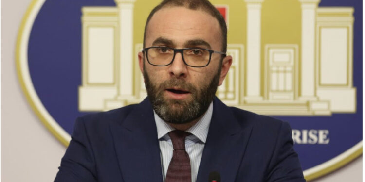 Gaz Bardhi tallet me Bashën: Ka 5 muaj që vjen vërdallë si memec pa thënë asgjë, tani na tregon si bëhet opozita