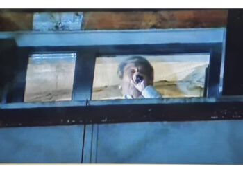 Berisha mban fjalim me mikrofon nga dritarja e banesës së tij