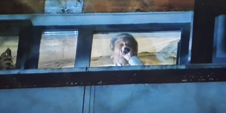 Berisha mban fjalim me mikrofon nga dritarja e banesës së tij