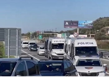 Rrethuar nga forcat speciale! “Buzëderri” me pranga në duar shkon për të varrosur djalin