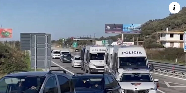 Rrethuar nga forcat speciale! “Buzëderri” me pranga në duar shkon për të varrosur djalin