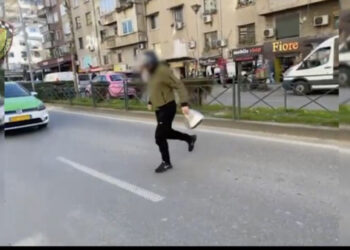 Kujdes këmbësorë, po priten gjobat! Policia publikon VIDEON: Rregullat e sigurisë janë për të gjithë!