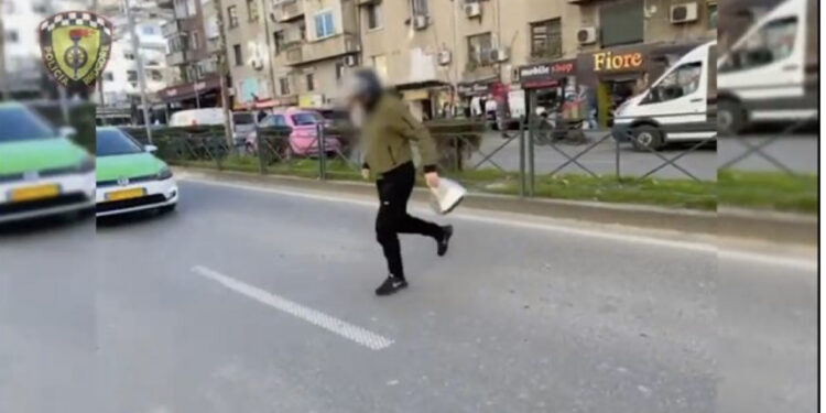 Kujdes këmbësorë, po priten gjobat! Policia publikon VIDEON: Rregullat e sigurisë janë për të gjithë!