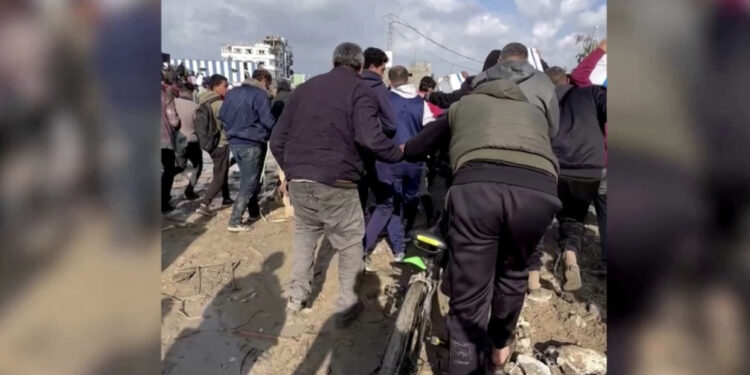 VIDEO/ Po prisnin ndihmat humanitare, Izraeli vret 20 civilë palestinez, plagos 150 të tjerë