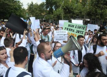 Ekselentët braktisin Shqipërinë, shumë të rinj zgjedhin të studiojnë jashtë e të mos kthehen