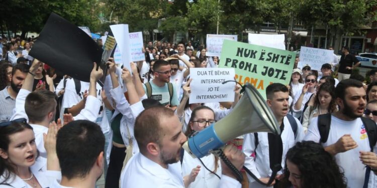 Ekselentët braktisin Shqipërinë, shumë të rinj zgjedhin të studiojnë jashtë e të mos kthehen