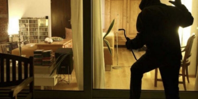 Ngjarje e rëndë në shtëpinë e futbollistit të njohur, grabitësit i vrasin tezen dhe plagosin nënën e tij