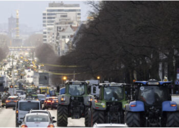 ‘Gënjeshtar, largohu’! Mbi 8500 fermerë dhe 6000 mjete në rrugë. Protesta masive në Gjermani