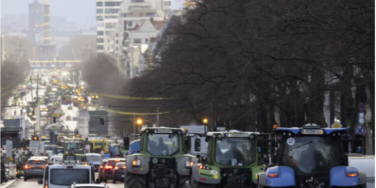 ‘Gënjeshtar, largohu’! Mbi 8500 fermerë dhe 6000 mjete në rrugë. Protesta masive në Gjermani