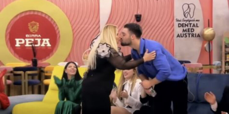 Meri Shehu mban premtimin, puth në buzë Meritonin