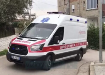 Shkëmbi bie mbi shtëpinë në Përmet, mbetet i bllokuar 25-vjeçari