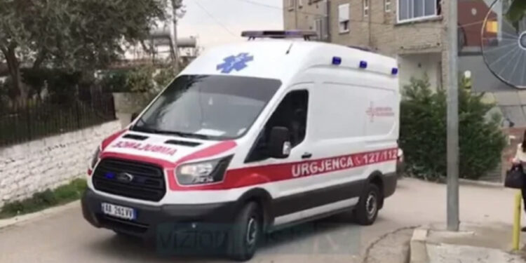 Shkëmbi bie mbi shtëpinë në Përmet, mbetet i bllokuar 25-vjeçari