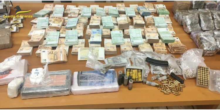 Trafik kokaine dhe mijëra euro cash, goditet banda shqiptaro-rumune, 5 në pranga