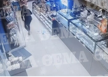 VIDEO/ Si në filma! Grabitësit i vënë armën në kokë shitëses, vjedhin duhan dhe para