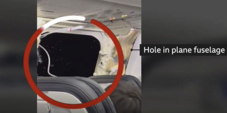 Pasagjerët rrëfejnë momentet e tmerri, shpërthim gjatë fluturimit, shkëputet një pjesë e avionit