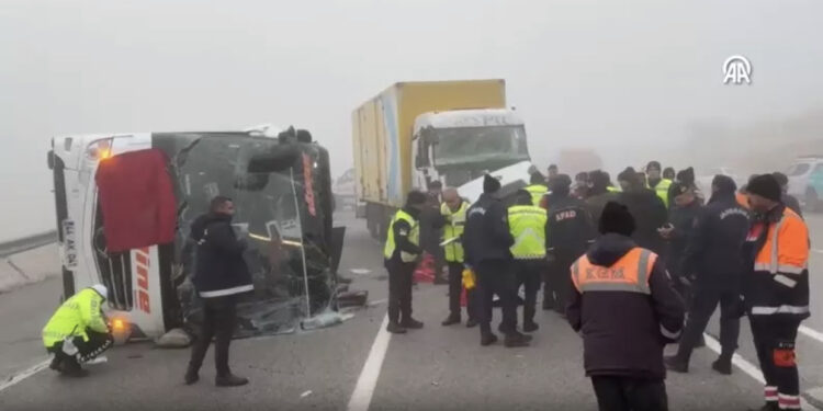 Përmbyset autobusi në Turqi, 4 persona humbin jetën
