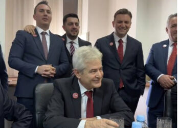 VIDEO / Talat Xhaferi me lot në sy! Ali Ahmeti ia merr këngës për zgjedhjen e kryeministrit shqiptar