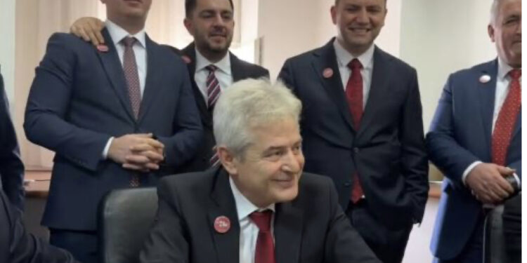 VIDEO / Talat Xhaferi me lot në sy! Ali Ahmeti ia merr këngës për zgjedhjen e kryeministrit shqiptar