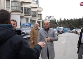 ‘S’të vjen turp të pyesësh në ke marrë lekë?!’, Blendi Fevziu përplaset me gazetarin shqiptar në Shkup 