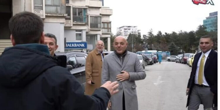 ‘S’të vjen turp të pyesësh në ke marrë lekë?!’, Blendi Fevziu përplaset me gazetarin shqiptar në Shkup