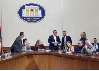 “Ti mbajnë karriget”, deputetët e PS-së braktisin mbledhjen e Komisionit për Zgjedhoren