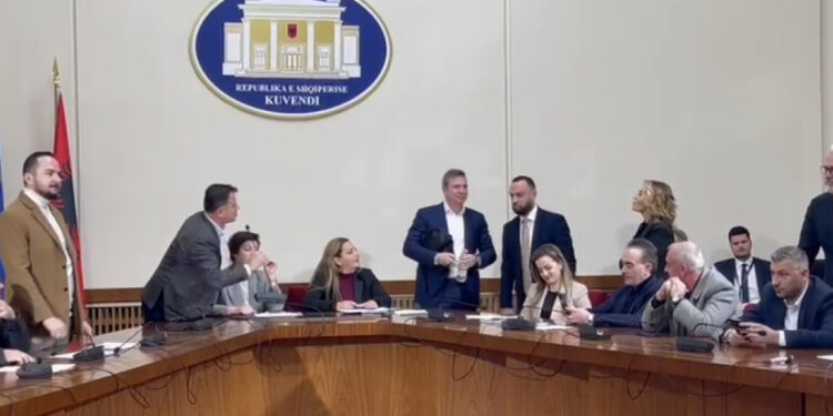 “Ti mbajnë karriget”, deputetët e PS-së braktisin mbledhjen e Komisionit për Zgjedhoren